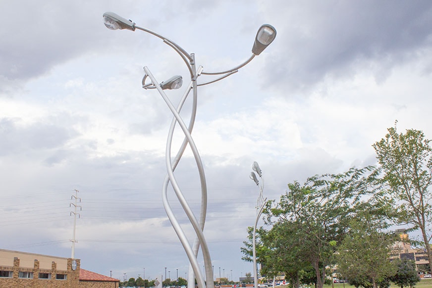 Nghệ thuật công cộng với cột đèn cao áp tượng trưng cho tính đổi mới sáng tạo
